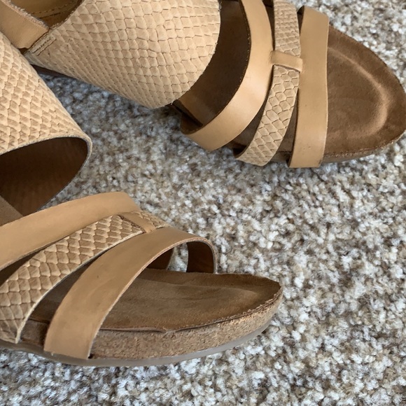 Sofft Velora Snakeskin Embossed Wedge Sandal Tan - Picture 4 of 8